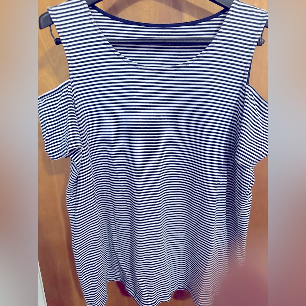 Michael Kors knit top in size XL. White and navy blue, short sleeve